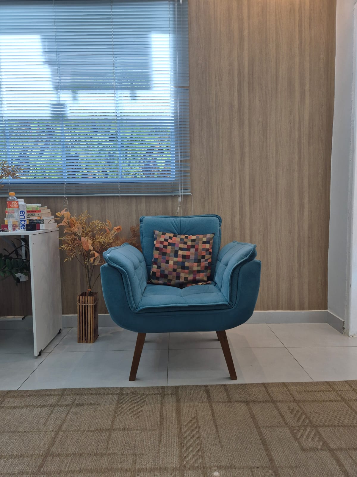 Poltrona de atendimento em veludo azul